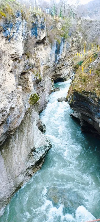 Романтик у реки