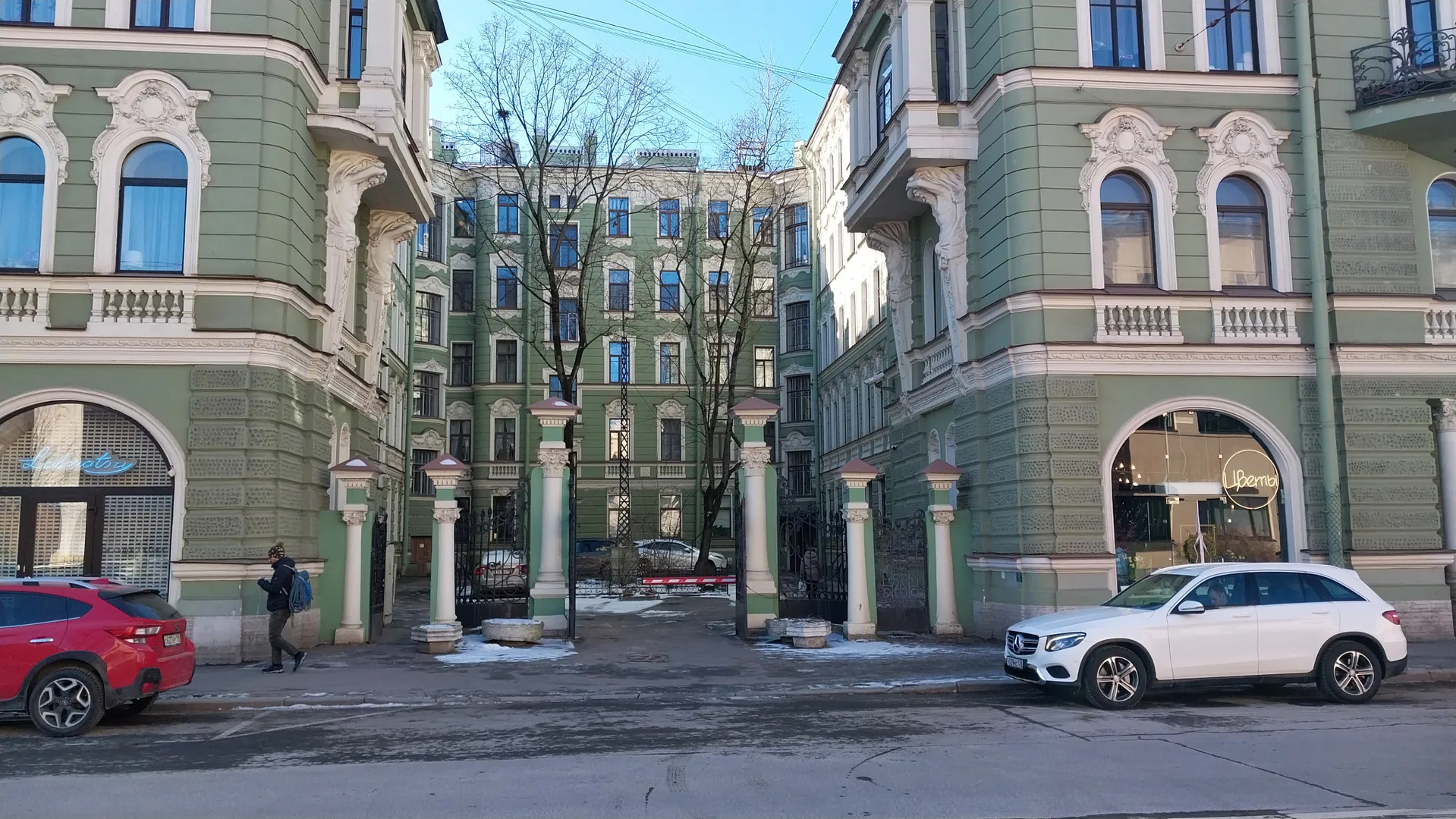 Парадный двор курдонёр, окна выходят в него.