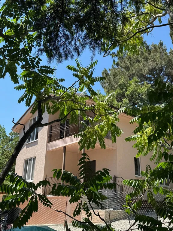 Современный коттедж на скале