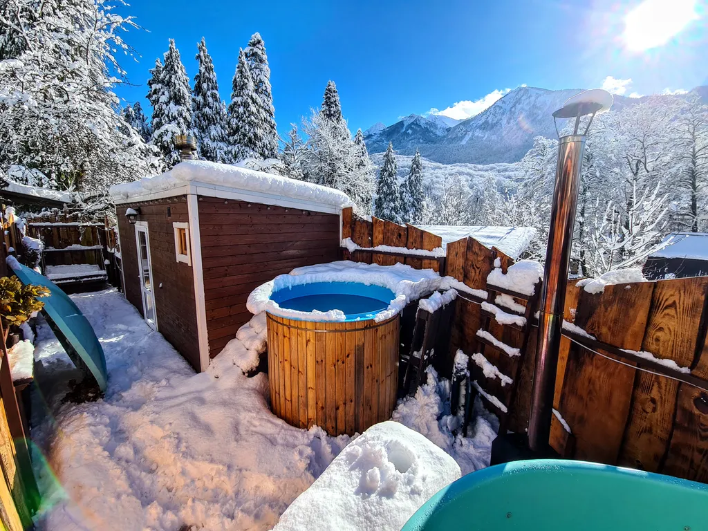 Мини-домик море с видом на горы