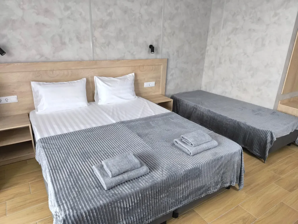 Уютный номер с видом на бассейн и частично на море