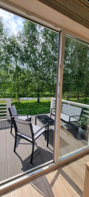 Дом у пруда в лесу