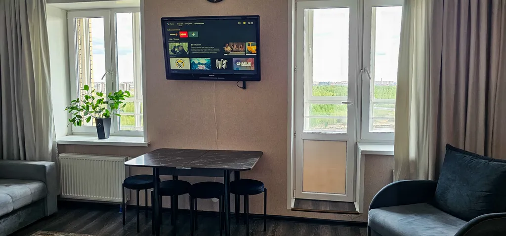 Большая студия с панорамным балконом, видом на реку