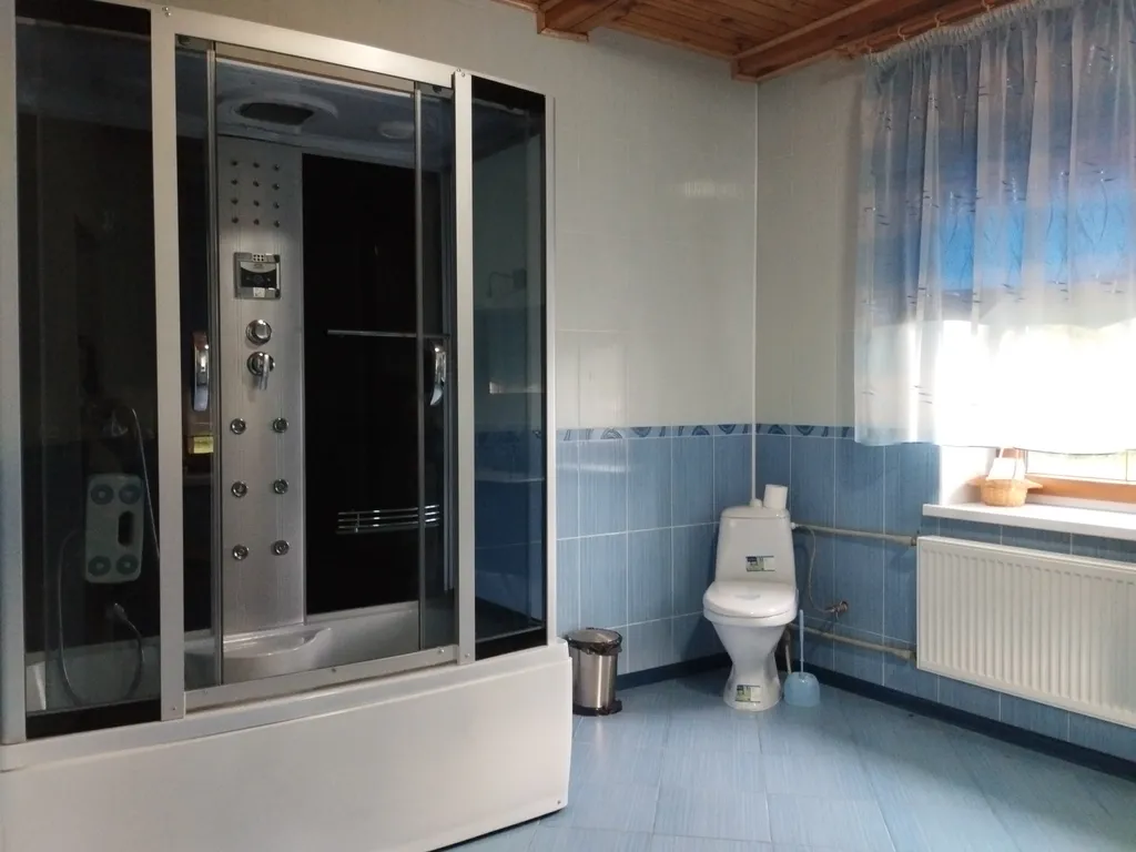 Дом с озером, река, лес