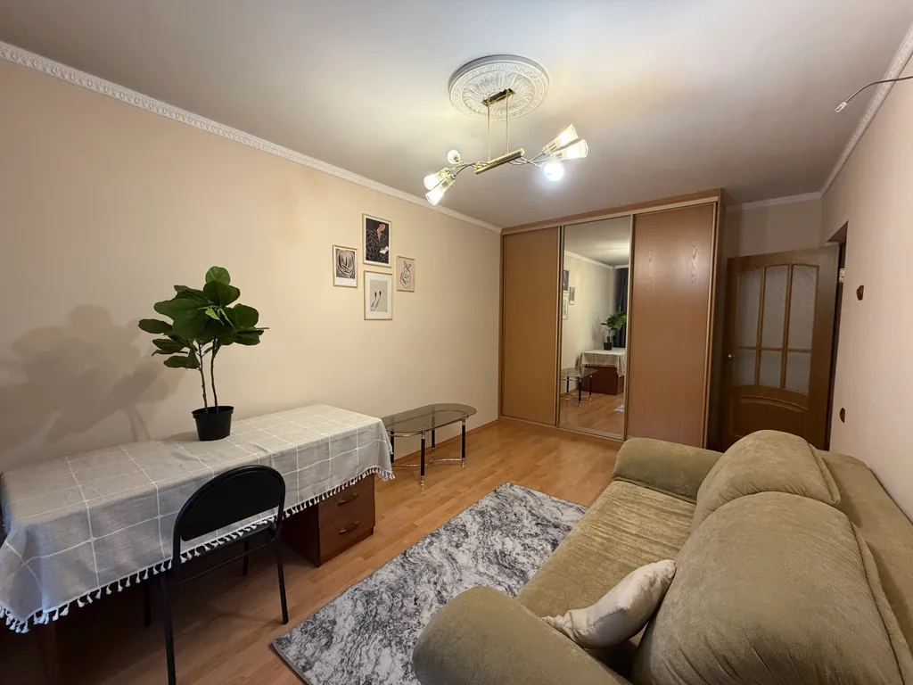 У торгового центра «Столица»