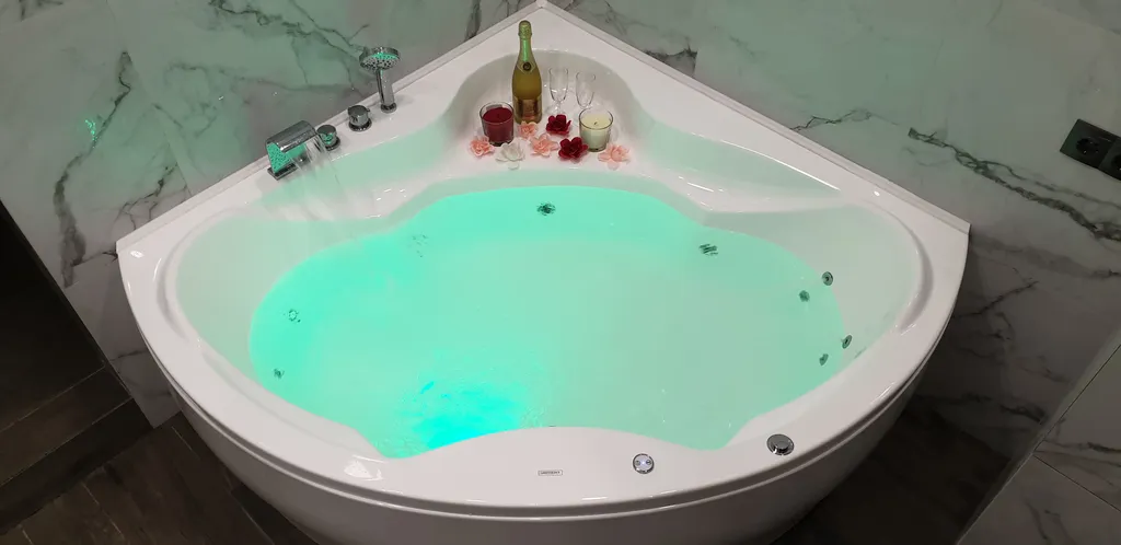 Люкс студия с огромной джакузи