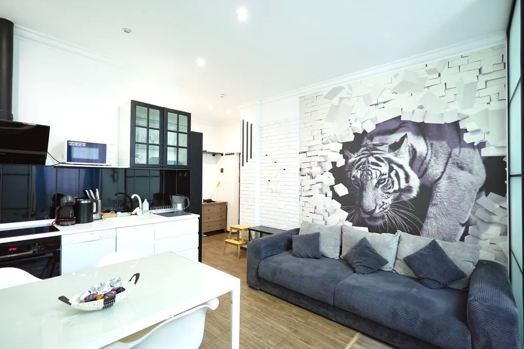 Просторная студия с выделенной спальней в центре