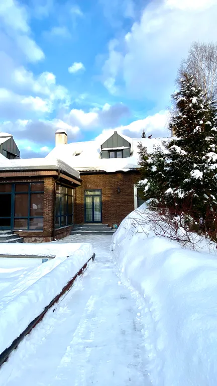 Вилла с квадратным бассейном