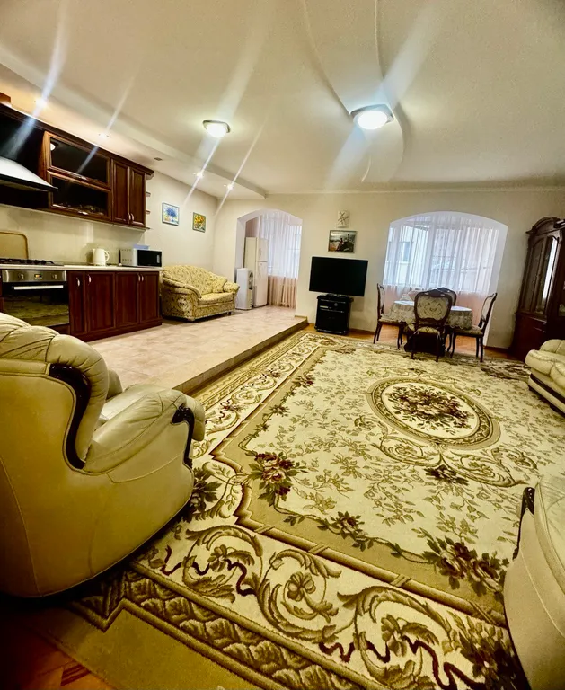 Уютная двухэтажная трехкомнатная квартира с евроремонтом