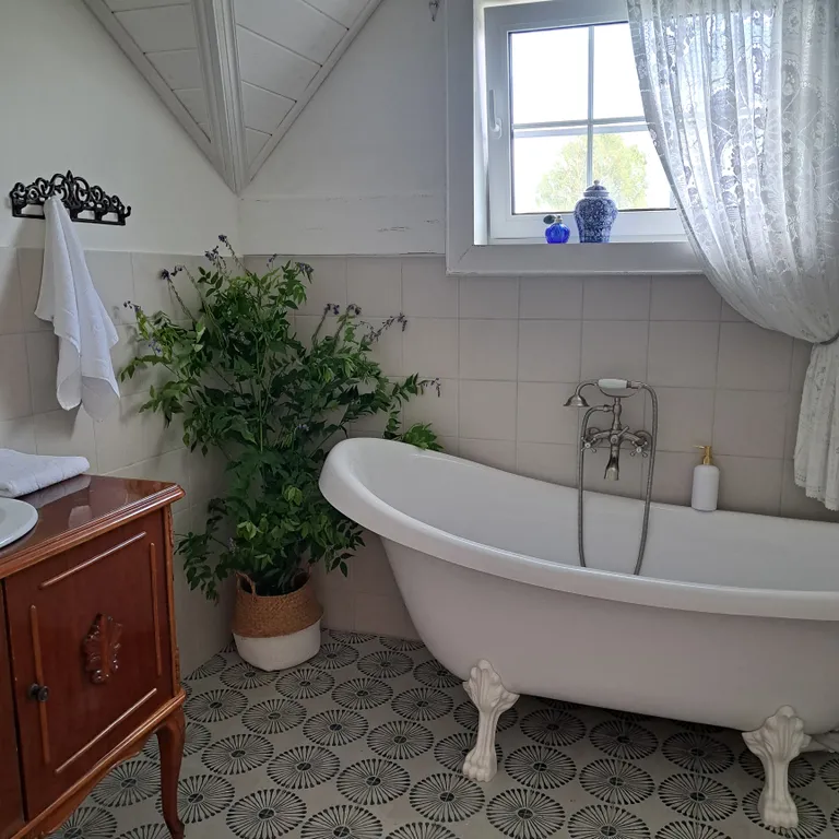 Белый дом на тихой улочке