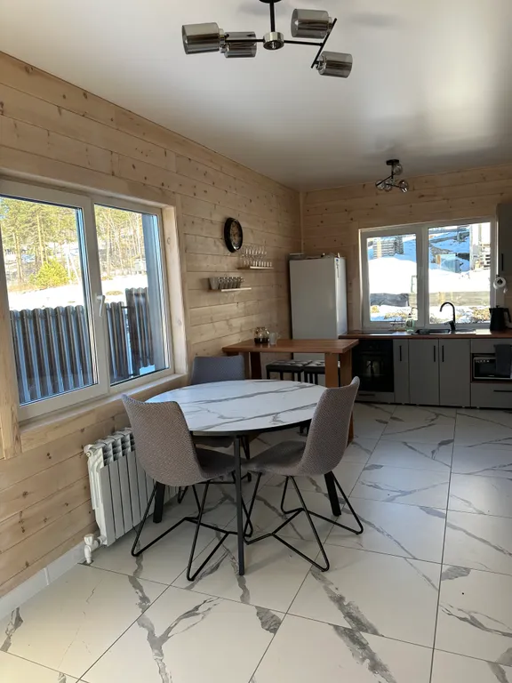 Двухэтажный дом с видом на горы