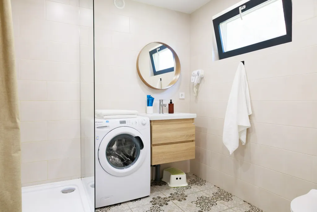 Уютный дом с огромными окнами и невероятным видом на лес