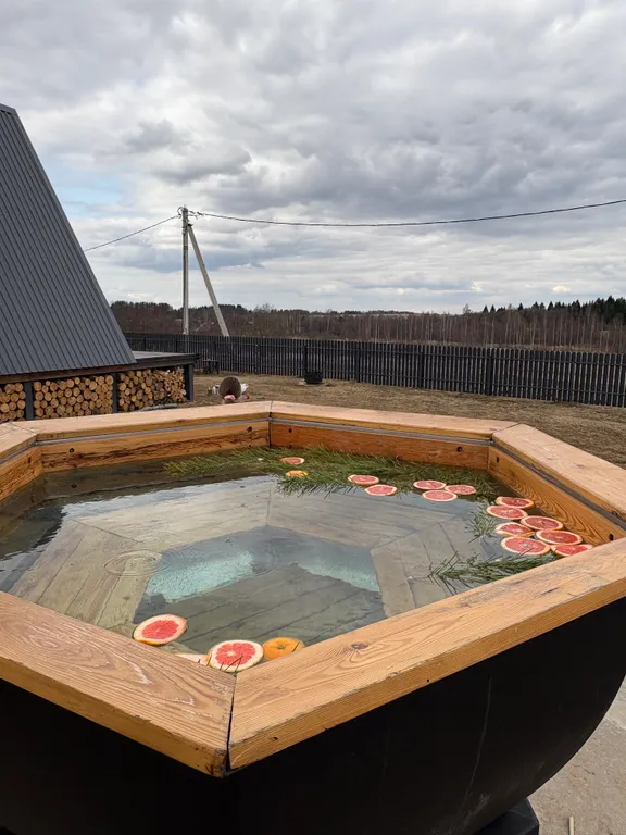 А-фрейм на берегу реки Нерль с банным чаном