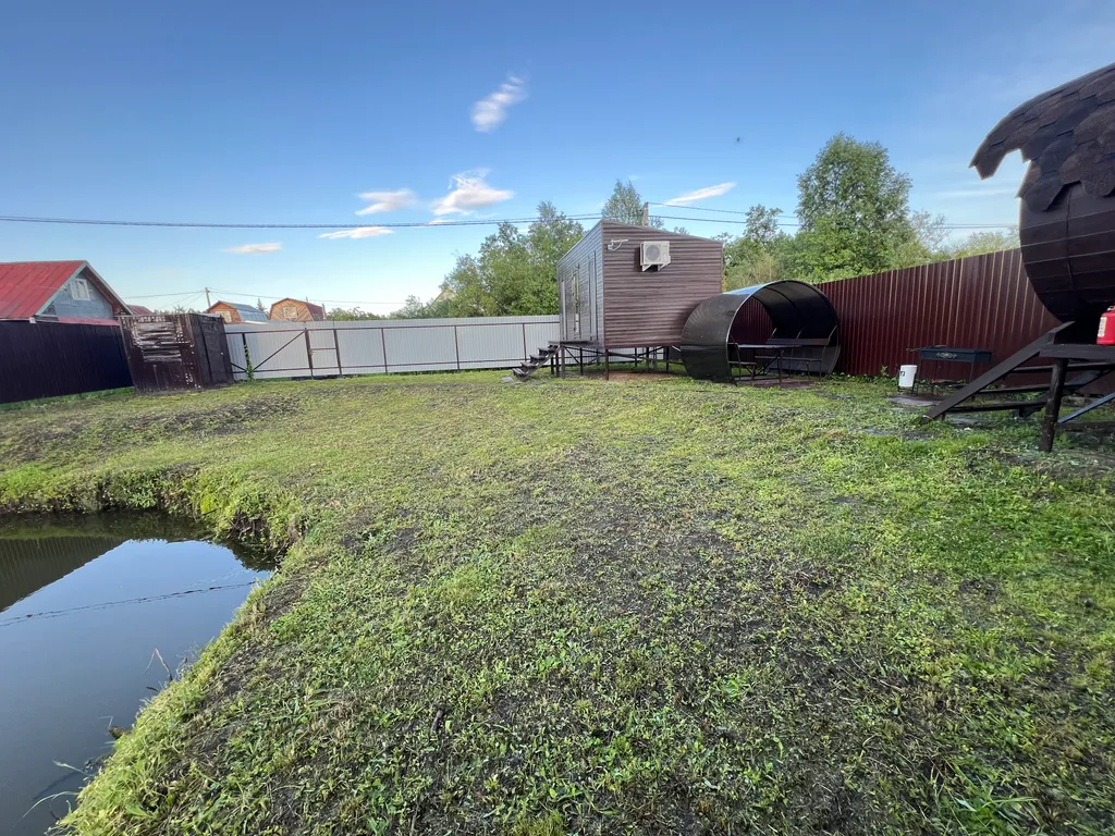 Новый домик на берегу реки с собственным прудом