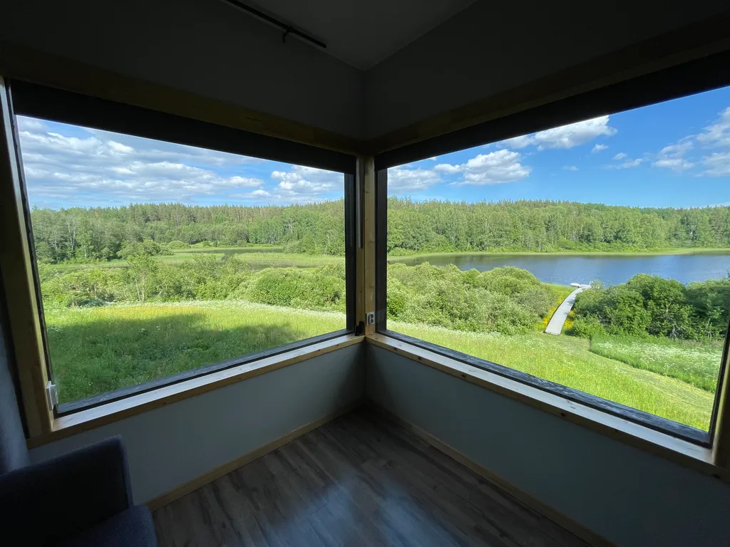 Домик в диком лесу на берегу реки