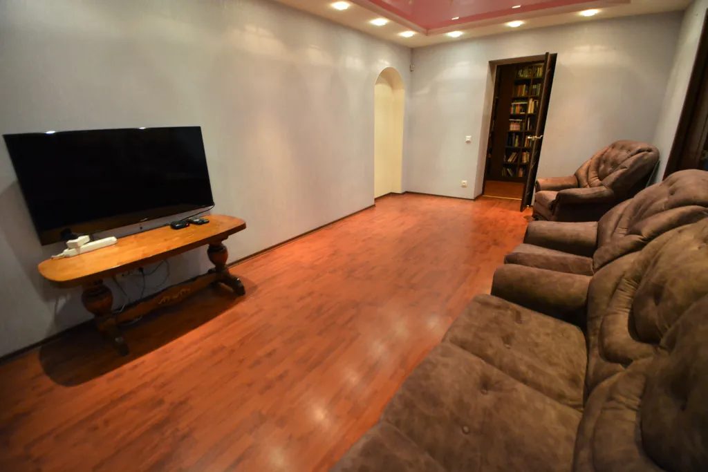 Трёхкомнатная квартира с раздельными комнатами двумя уборными и лифтом