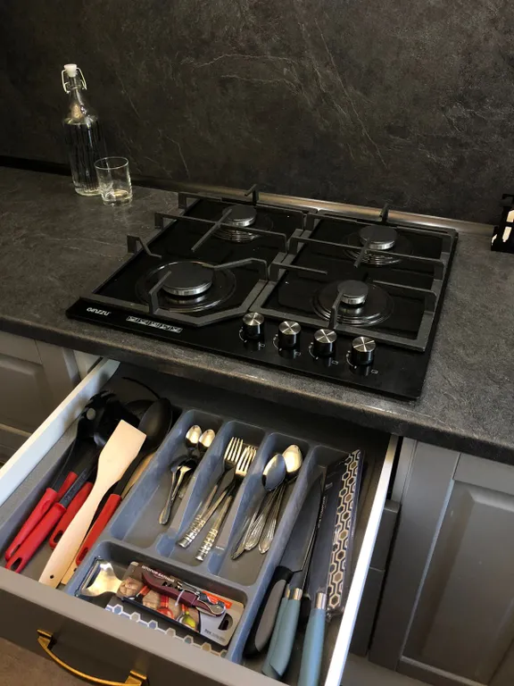 Просторная современная сталинка, в центре рядом с ресторанами и кафе