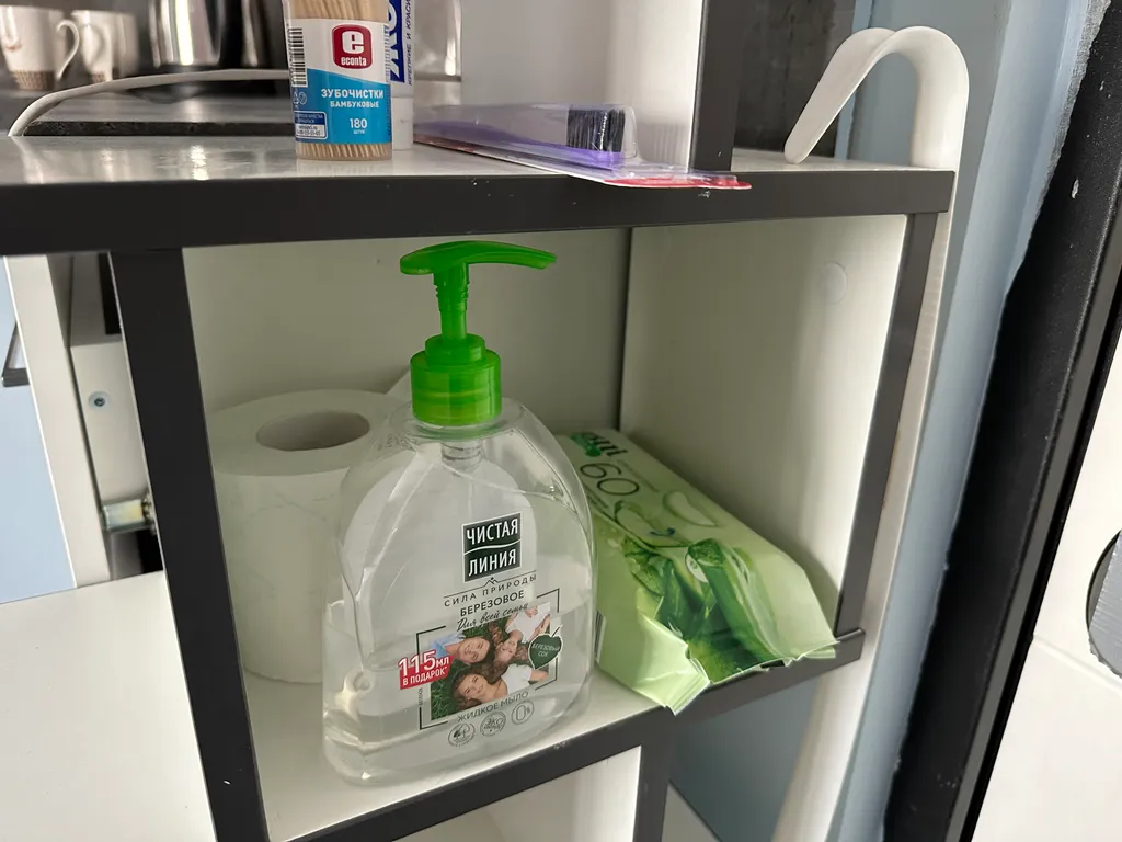 Уютная приятная комната с видом на город