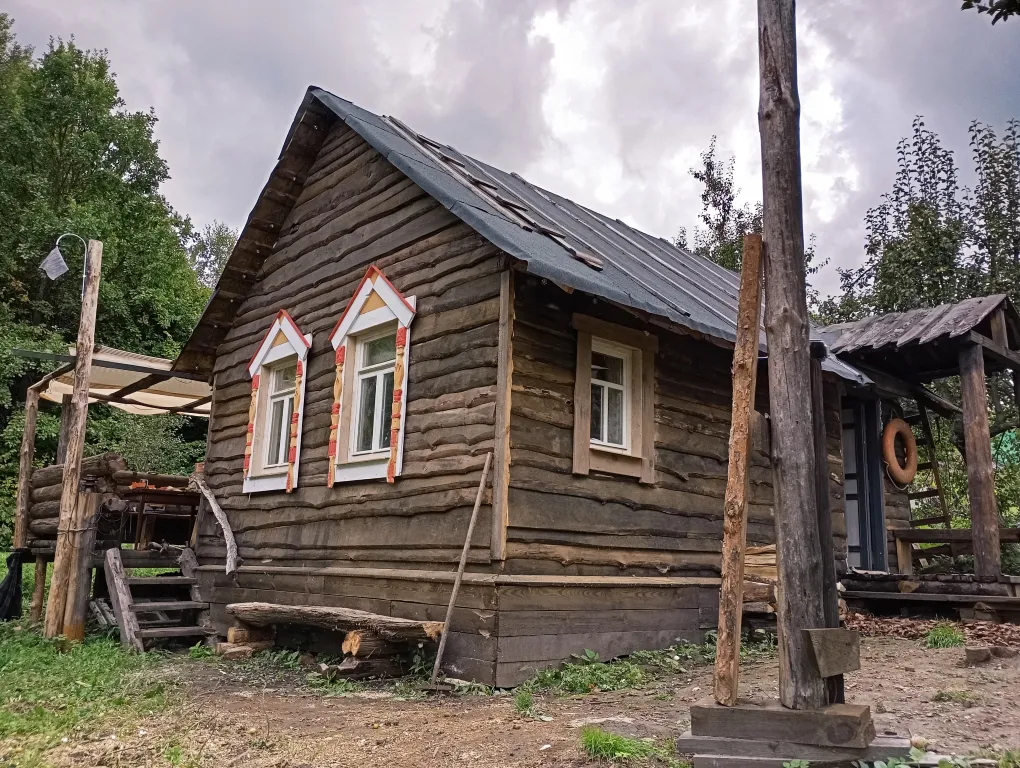 Изба с уютом детства, деревенский дом с баней и русским бытом