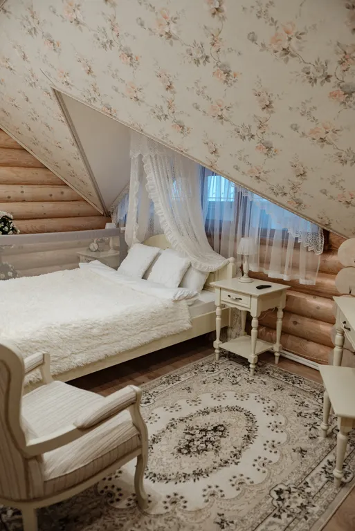 Уютный дом на берегу реки