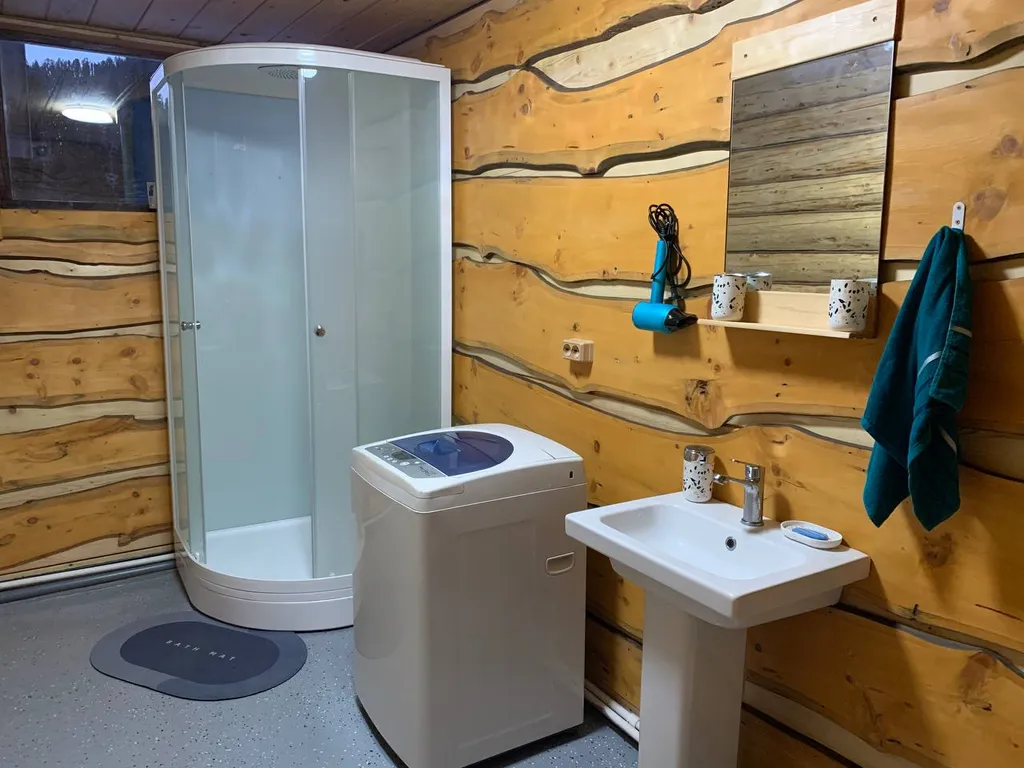 Дом на Алтае рядом с горами и рекой Бия