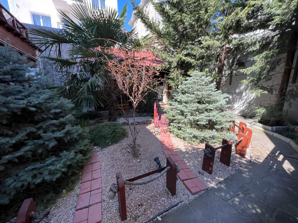 Дом с сауной и большой ванной на террасе