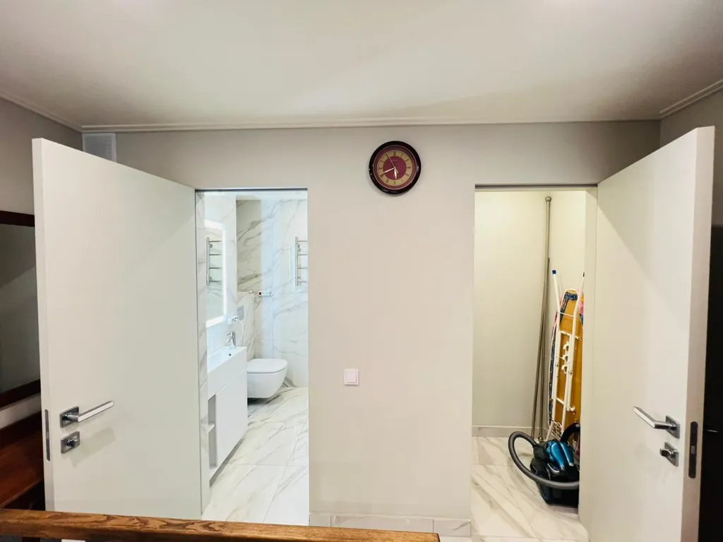 Двухуровневая квартира с бассейном на территории