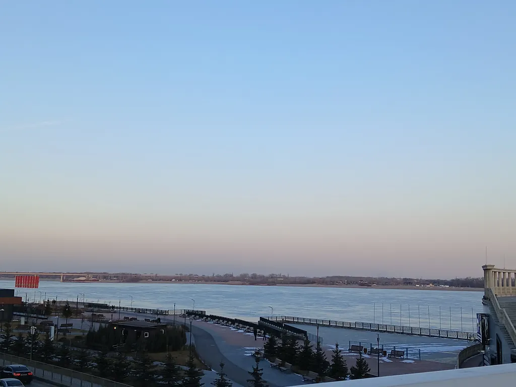 Жизнь с видом реку: огромная лоджия с панорамным остеклением в пол!