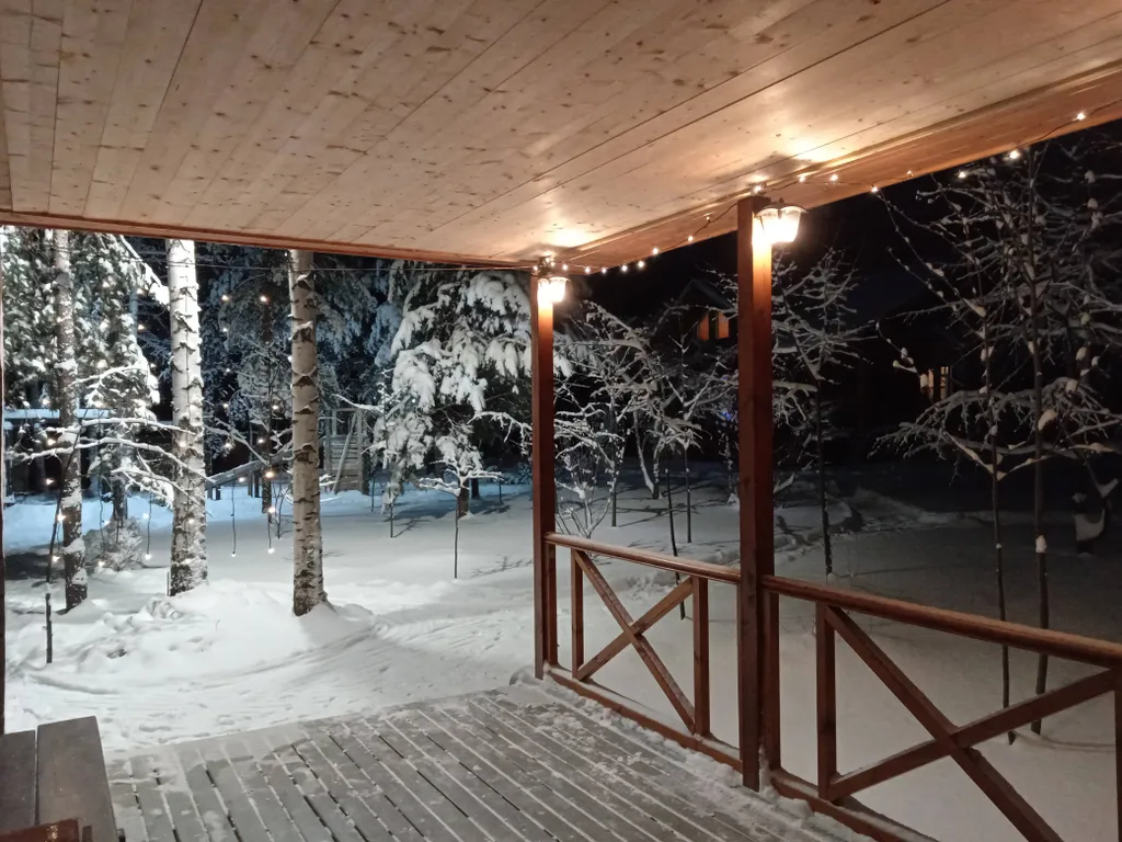 Дом с беседкой на берегу водохранилища