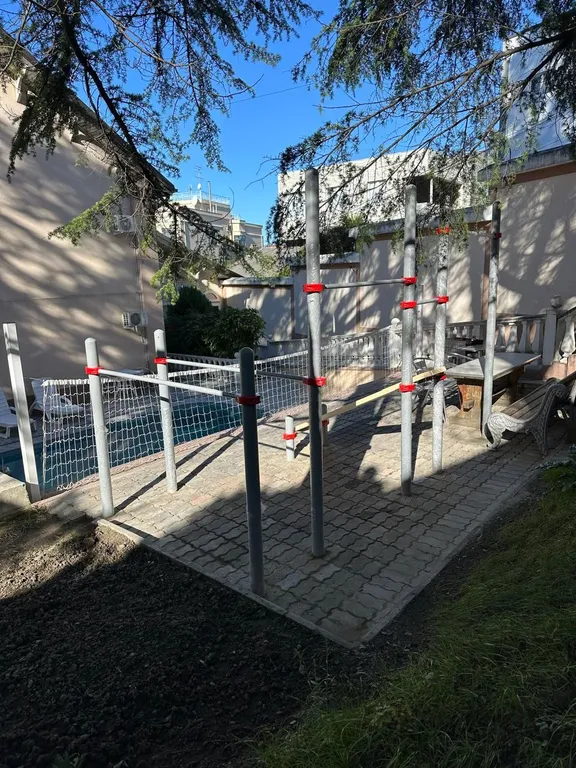 Солнечная студия со своим двориком и летним бассейном