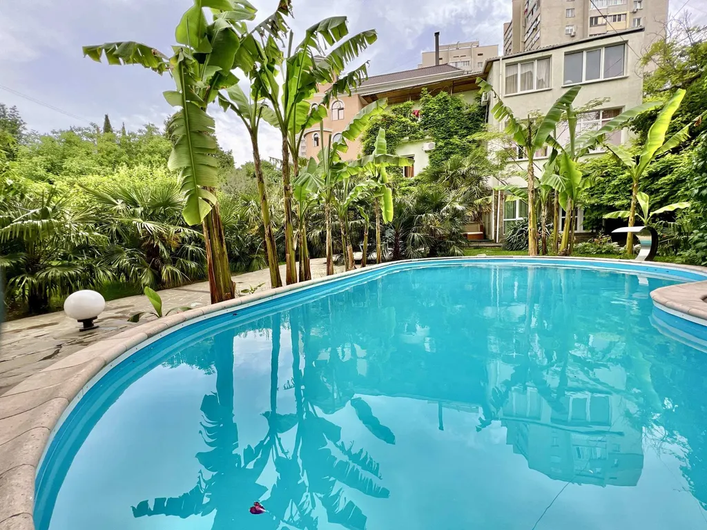 Дом в Гаспре с бассейном и беседкой