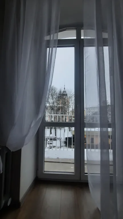 Просторная современная сталинка, в центре рядом с ресторанами и кафе