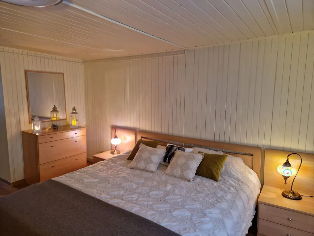 Дом с финской сауной внутри дома с большой беседкой и барбекю