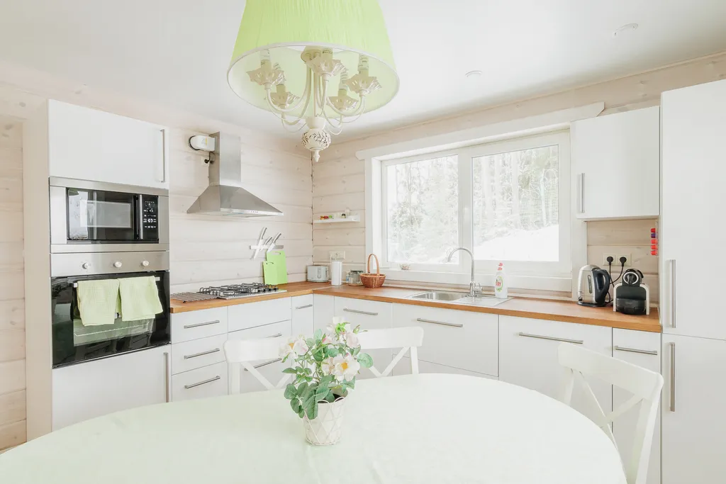 Коттедж с 5 спальнями, сауной и камином