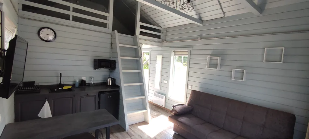 Дом на берегу реки