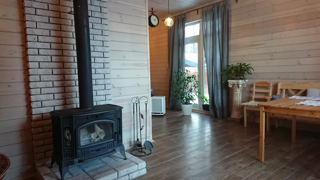 Дом с камином и панорамными окнами в сад