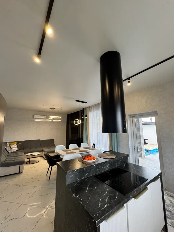 Коттедж Просторный тёплый дом с верандой и гриль столом — Елизаветинская