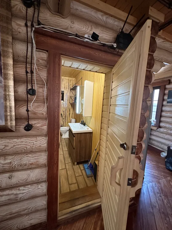 Дом из бруса на берегу моря с зоной барбекю и собственной парной