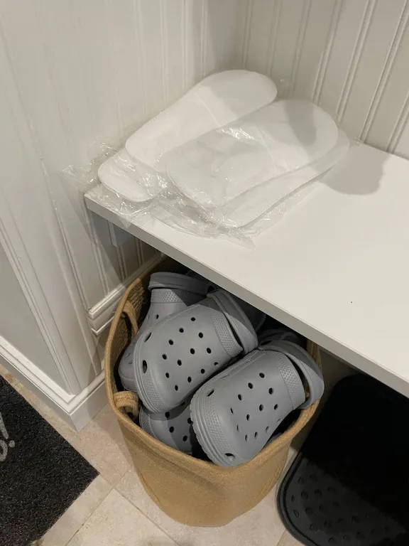 Дом с бассейном у леса