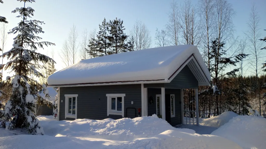 Дом и баня у скалы