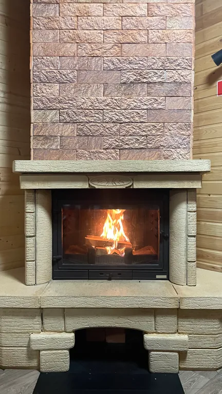 Уютный Дом в лесу с камином.