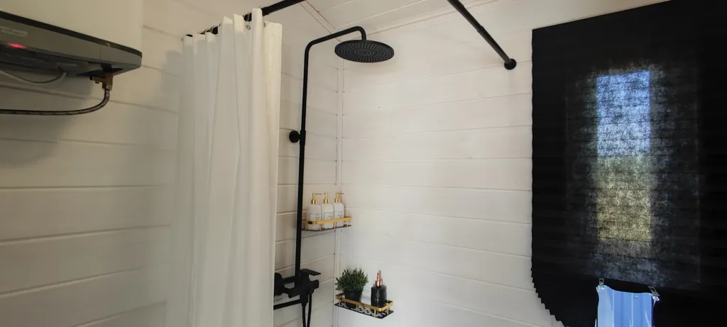 Домик у реки: банный чан, костёр, беседка с мангалом