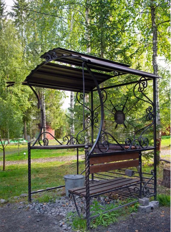 Домик на берегу реки