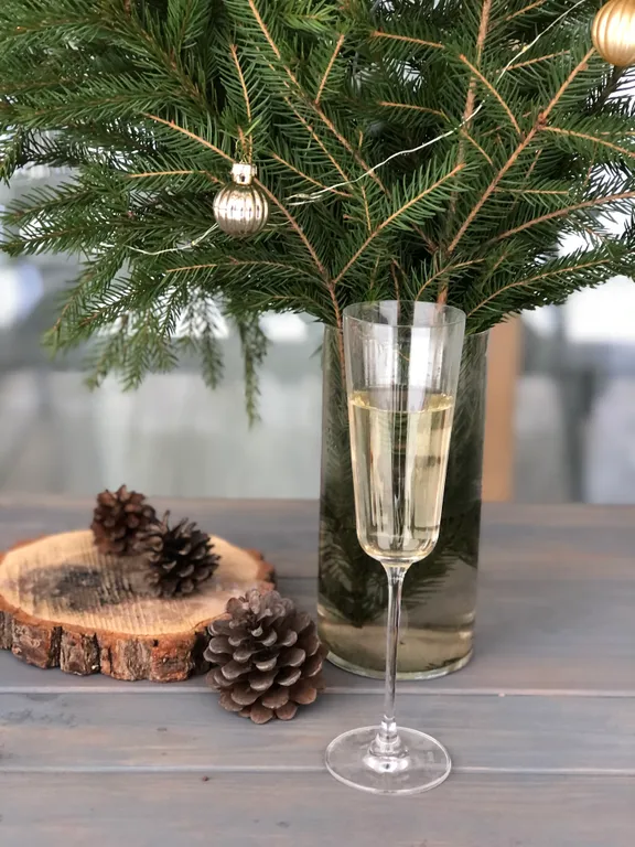 Атмосферный дом с камином около леса