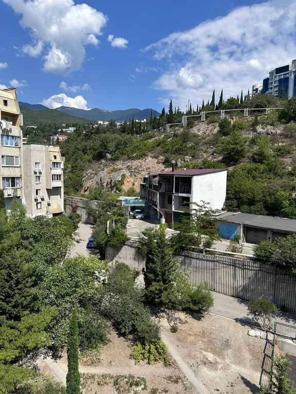 Двухкомнатная квартира с залом и видом на горы