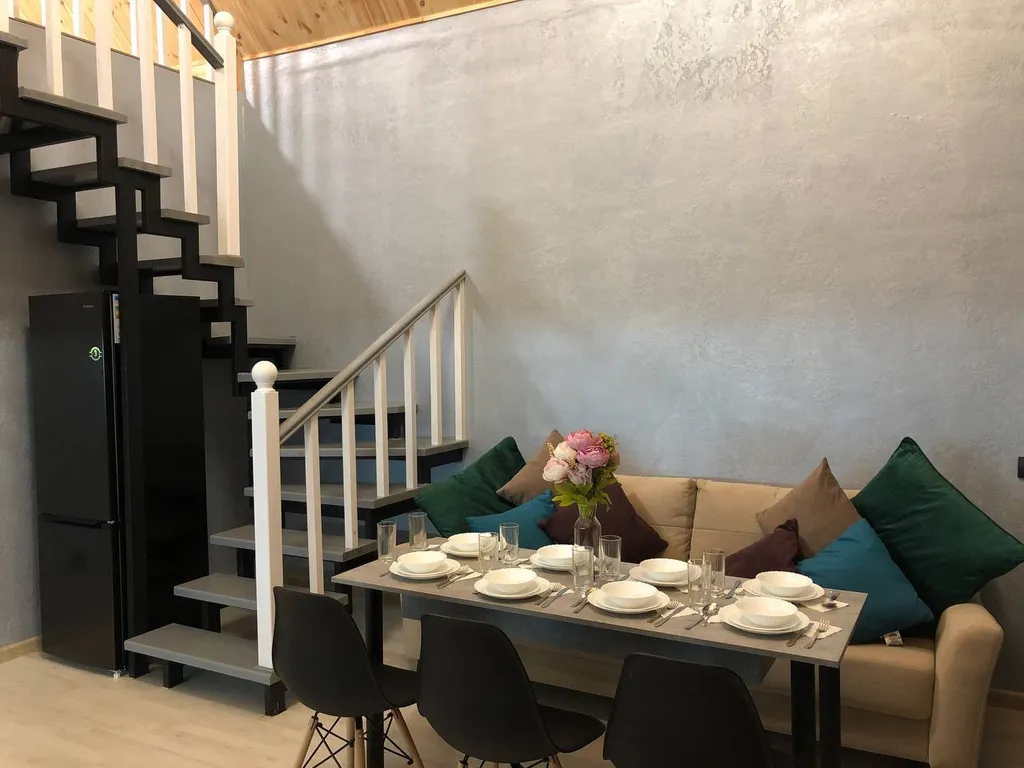 Уютный домик в окружении леса и горячих источников