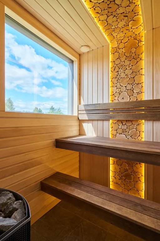 Просторный дом с сауной и камином в окружении леса и реки