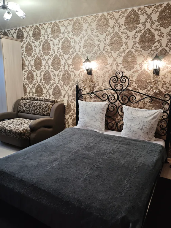 Квартира в центре с кованной кроватью