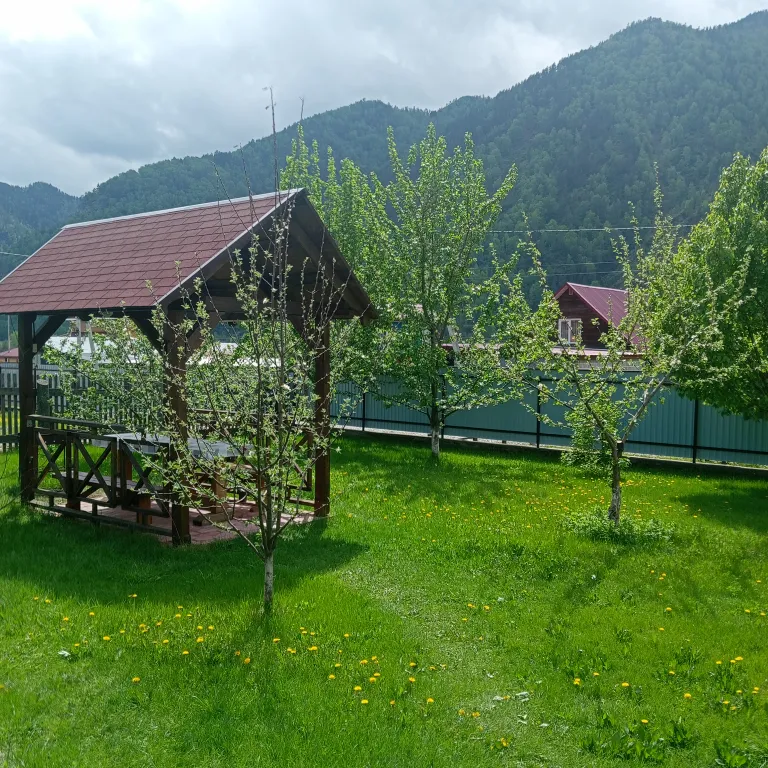 Уютный дом в саду