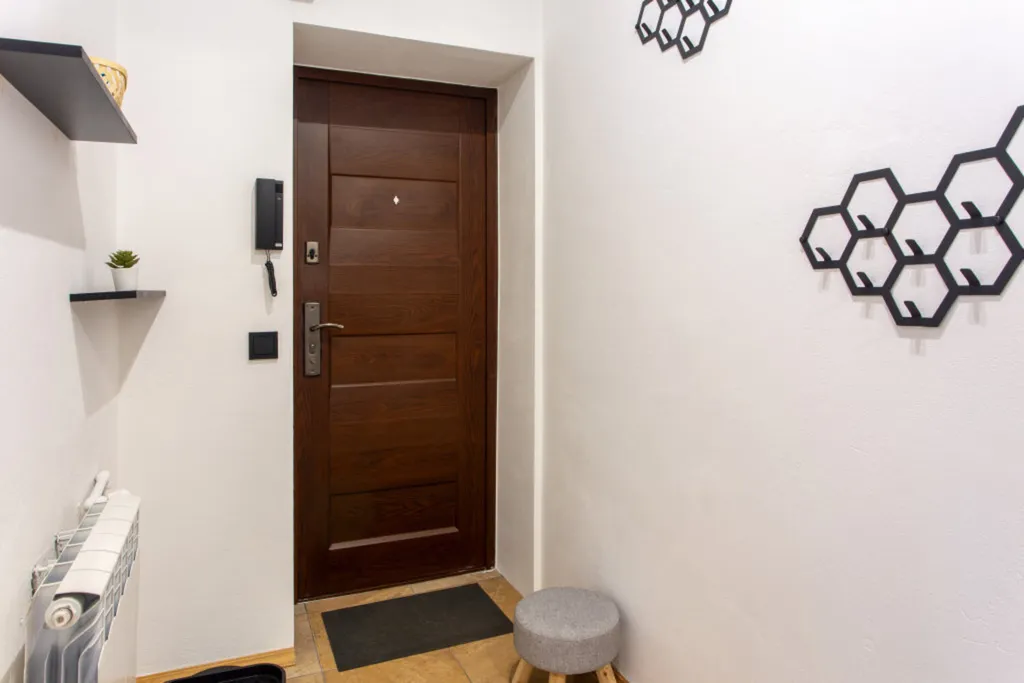 Студия Wood на булыжной мостовой от Mascaron Apartments